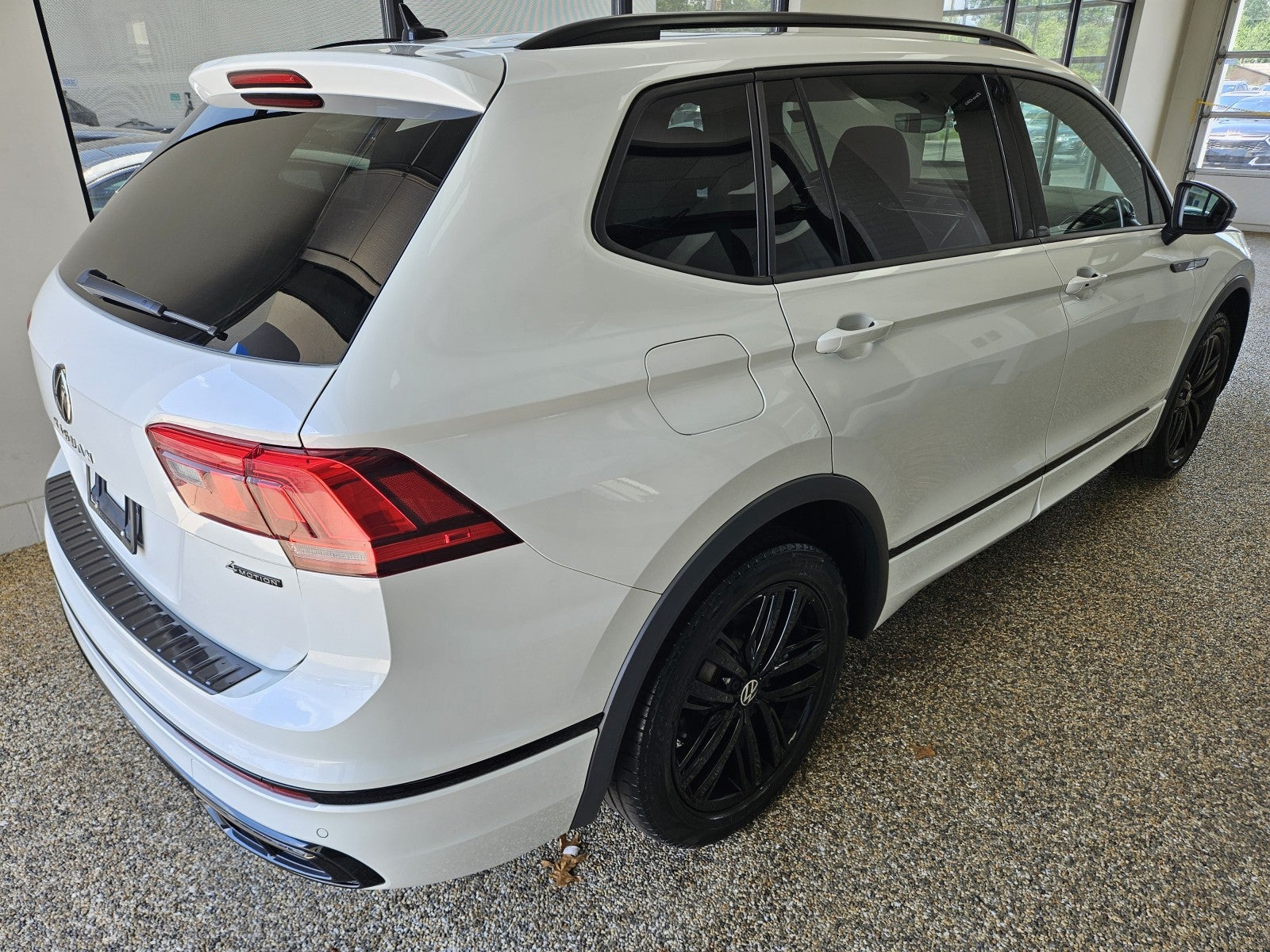 2022 Volkswagen Tiguan SE R-Line Black