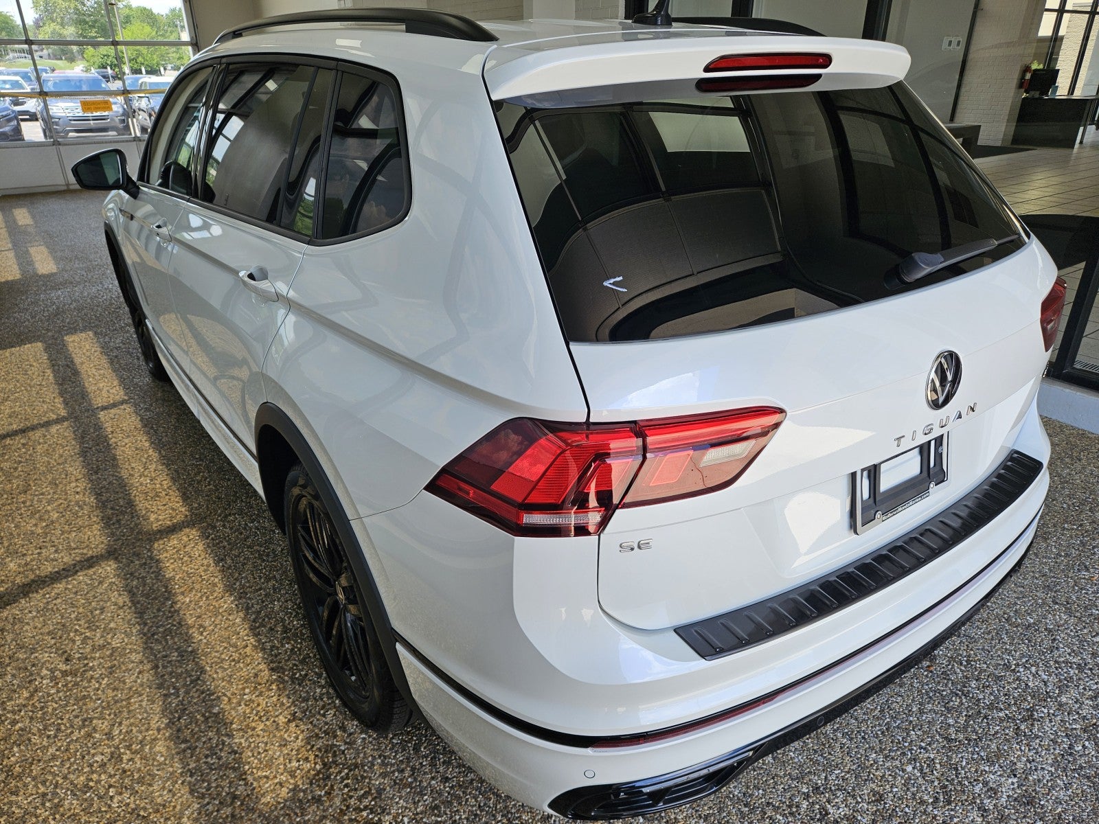 2022 Volkswagen Tiguan SE R-Line Black