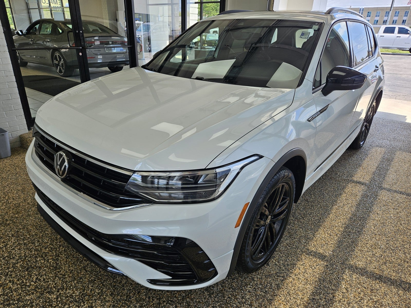 2022 Volkswagen Tiguan SE R-Line Black